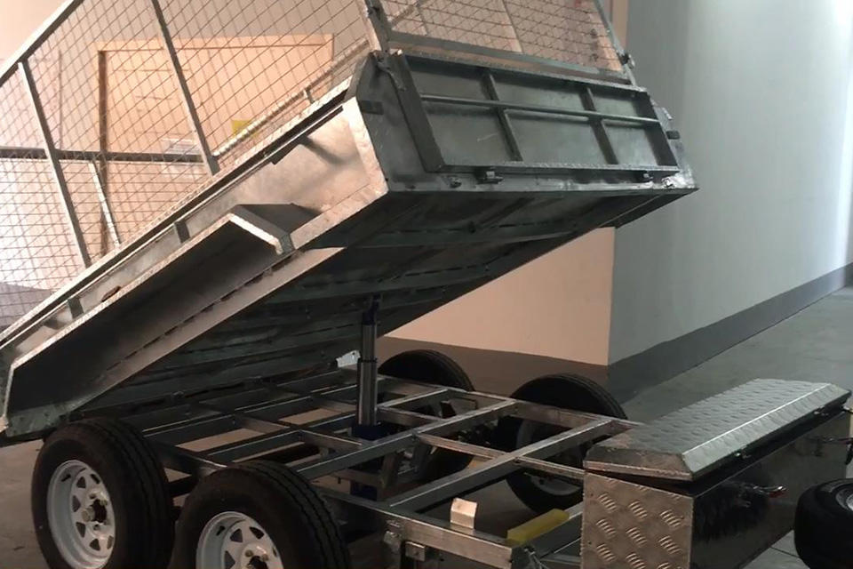 Electric lifting box trailer